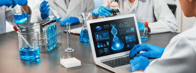 Scientifique travaillant sur un logiciel informatique de biotechnologie pour étudier l'ADN Néotérique