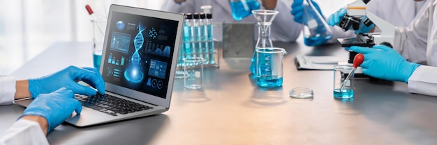 Scientifique travaillant sur un logiciel informatique de biotechnologie pour étudier l'ADN Néotérique