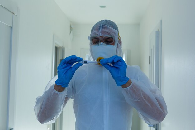 Photo scientifique en vêtements de protection, lunettes et respirateur