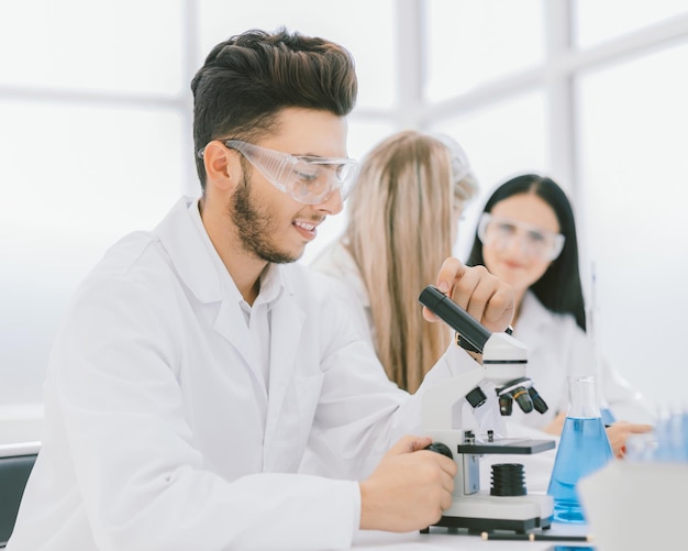 Scientifiques biologistes assis à la table du laboratoire. sciences et santé