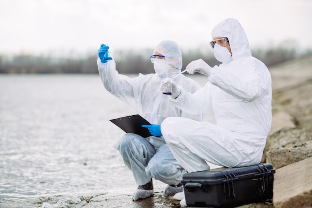 Scientifiques ou biologistes travaillant ensemble sur l'analyse de l'eau