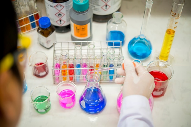 Les scientifiques mènent des expériences dans le laboratoire de chimie.