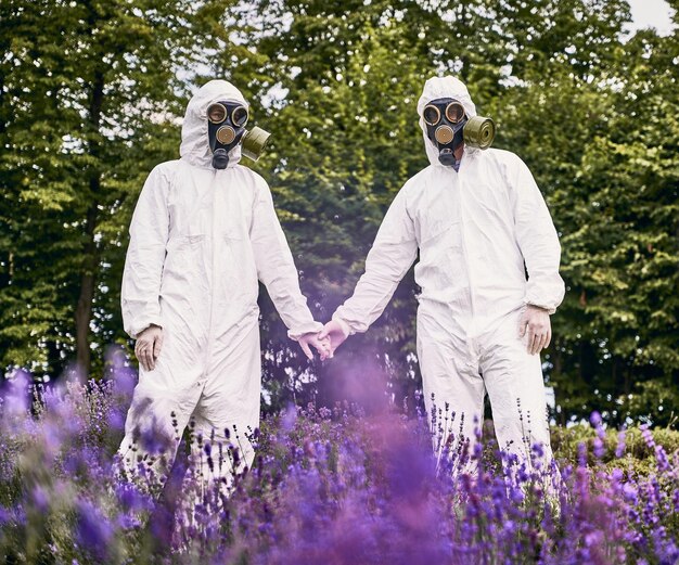 Scientifiques portant l'uniforme dans le champ de lavande