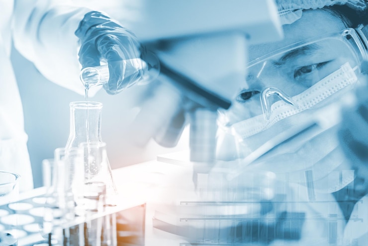 Photo les scientifiques réalisent des expériences in vitro avec des instruments scientifiques et un microscope de laboratoire. - concept expérimental de recherche et développement en médecine