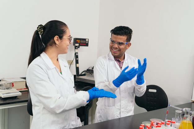 Scientifiques se préparant pour le travail en laboratoire Techniciens de laboratoire mettant des gants de laboratoire