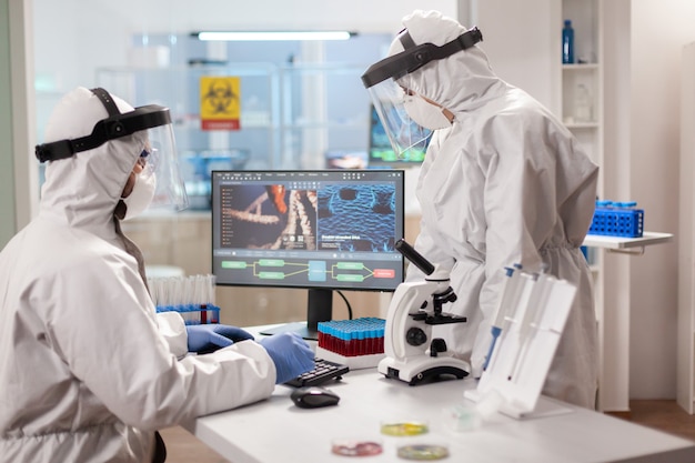 Des scientifiques en tenue de protection analysent un échantillon d'ADN infecté par un virus