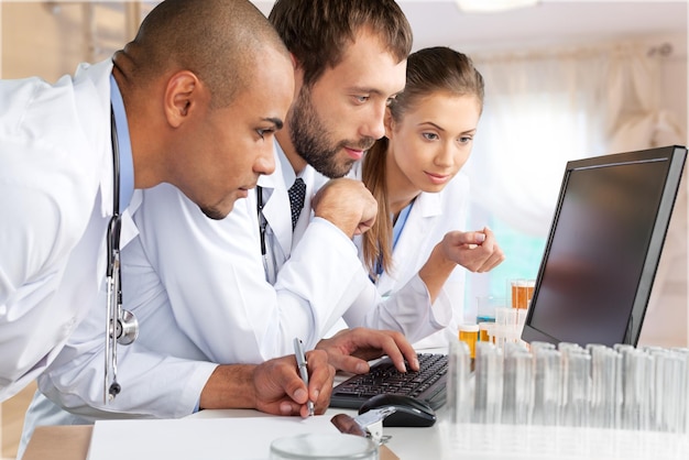 Photo des scientifiques travaillant à l'ordinateur dans le laboratoire