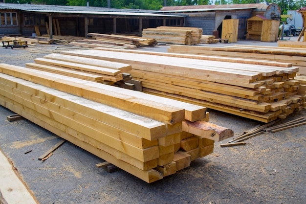 Scierie. Entrepôt pour scier des planches sur une scierie à l'extérieur. Pile de bois en bois de matériaux de construction de flans en bois
