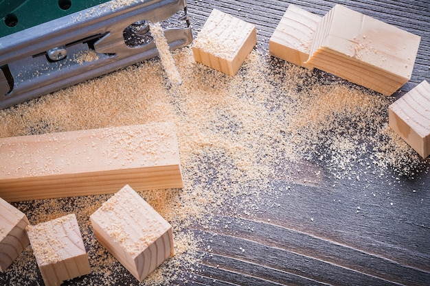 Sciure de scie sauteuse électrique et briques en bois sur le concept de construction de planche de bois vintage.