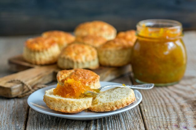 Scone à la confiture d'orange maison