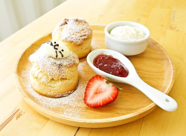 Scone à la crème et à la confiture de fraises