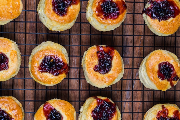 Scones anglais à la crème et à la confiture de fraises