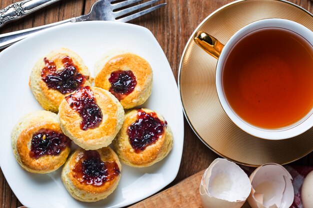 Scones anglais à la crème et à la confiture de fraises