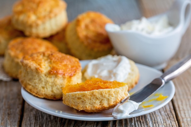 Scones à la confiture d'orange et chantilly