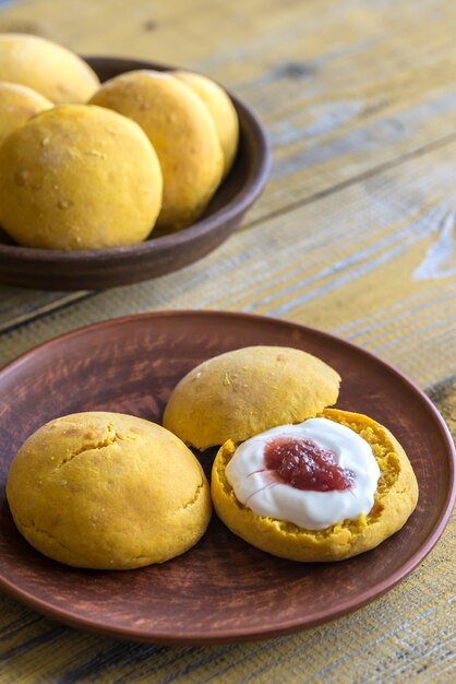 Scones de potiron à la crème et confiture de fruits