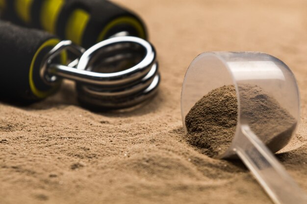 Photo des scoops remplis de poudres de protéines pour la nutrition de fitness pour commencer l'entraînement