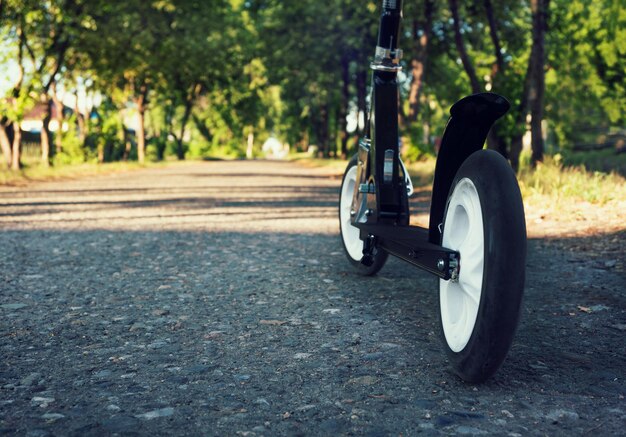 Scooter sur l'asphalte gris