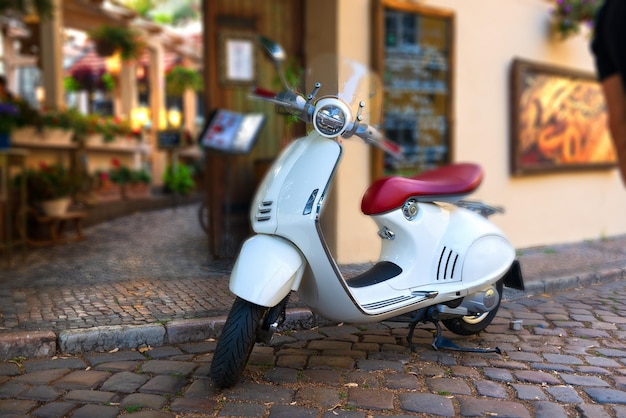 Scooter blanc vintage garé dans la rue de Prague