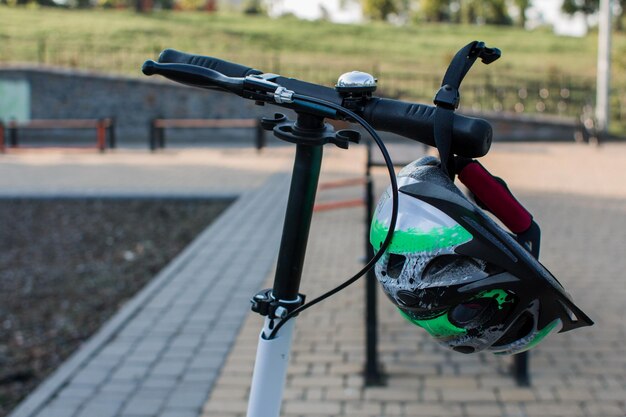 Scooter avec casque sur un terrain de sport