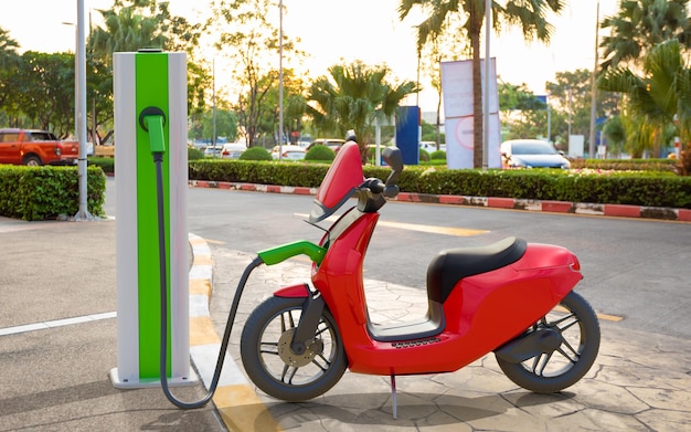 Un scooter électrique en charge à la centrale électrique