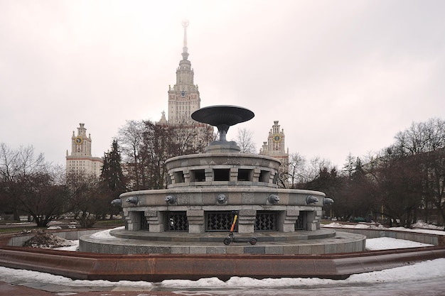 Photo scooter électrique sur le fond du bâtiment principal de l'université d'état de moscou à moscou