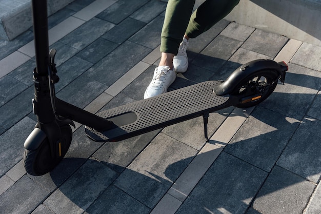 Scooter électrique sur une surface en béton dans une rue urbaine