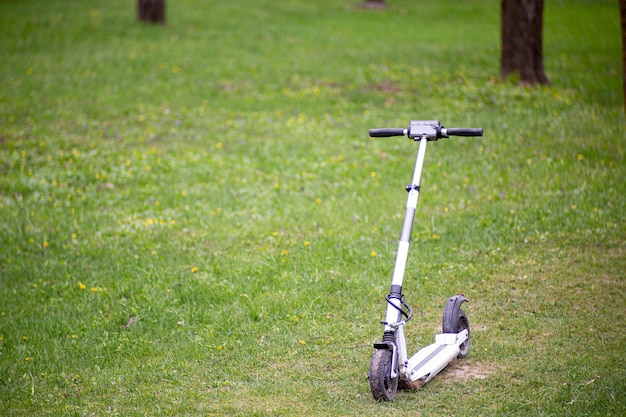 scooter électrique de transport électrique respectueux de l'environnement sur l'herbe