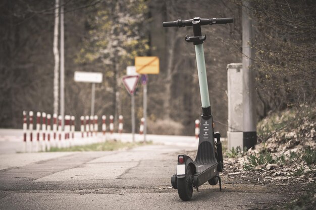 Photo un scooter est garé sur le côté d'une route avec un panneau disant qu'il n'y a pas de virage