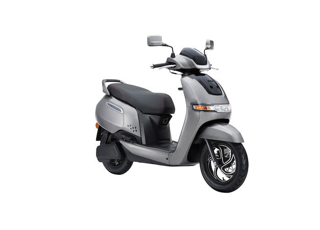 Scooter gris indien ou scooty isolé sur fond blanc