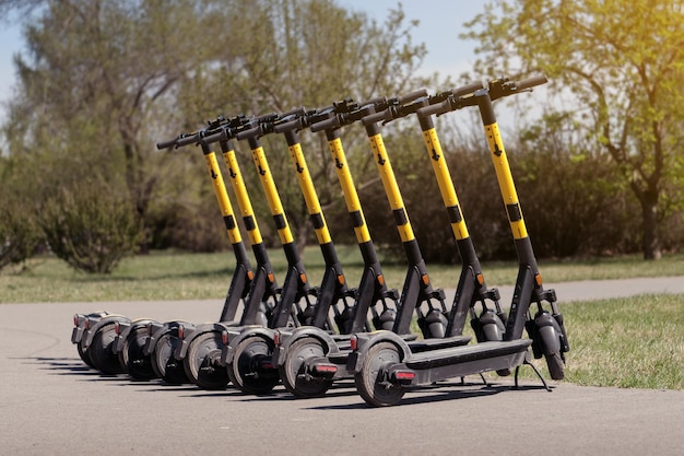 Scooters électriques à louer d'affilée dans une rue de la ville