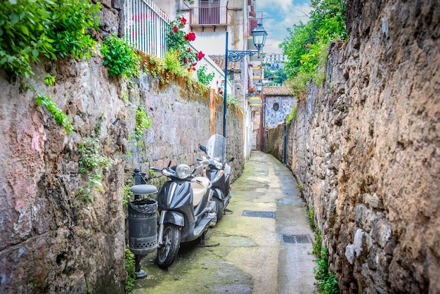 Des scooters garés dans une ruelle étroite dans la célèbre Sorrento Italie