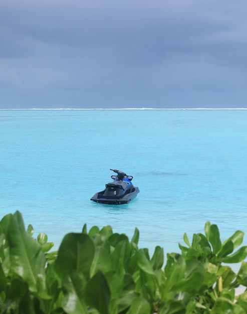 scooters des mers sur l'île de villégiature des maldives