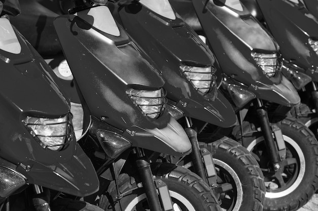 Scooters ou motos rouges à vendre ou à louer en ligne