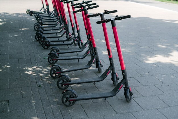 Scooters De Ville électriques écologiques Modernes à Louer à L'extérieur Sur Le Trottoir.