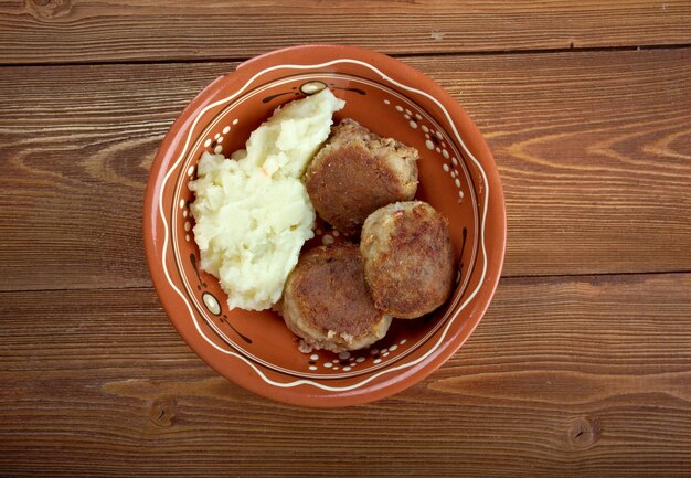 Scotch Collops.Plat national écossais de bœuf, de hareng et d'oignons