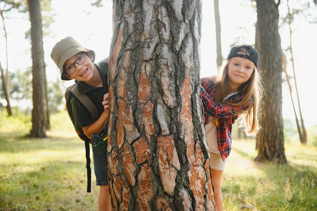 Scouts enfants dans la forêt