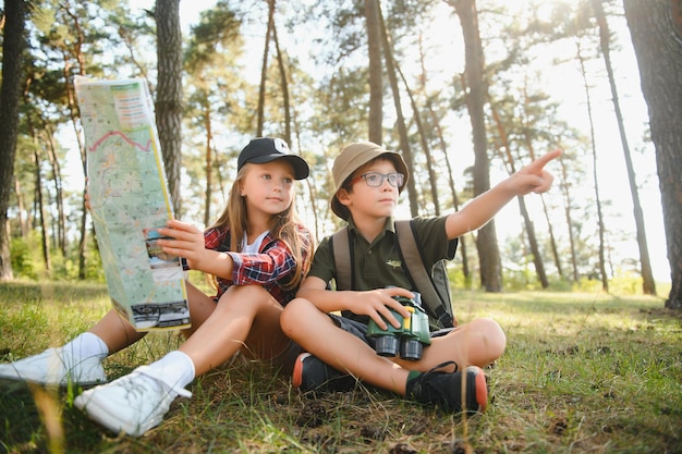 Scouts enfants dans la forêt