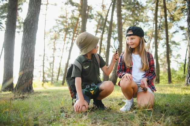 Photo scouts enfants dans la forêt