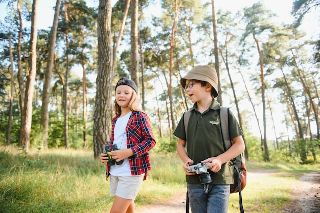 Scouts enfants dans la forêt