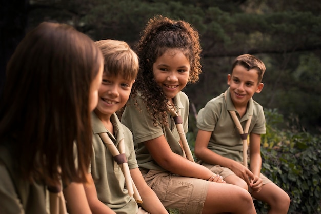 Photo les scouts passent du temps dans la nature