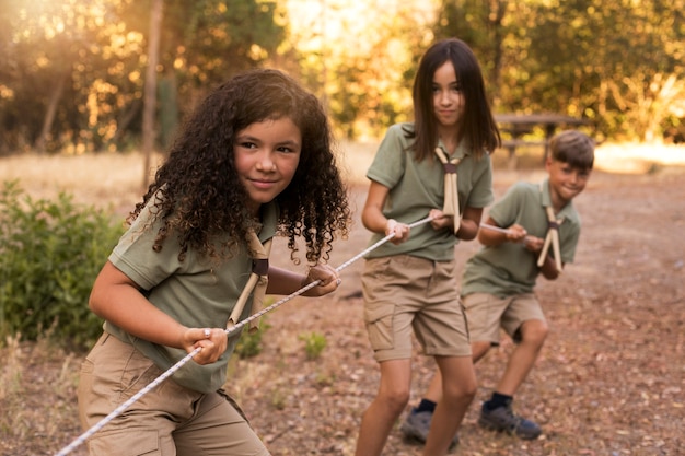 Photo les scouts passent du temps dans la nature