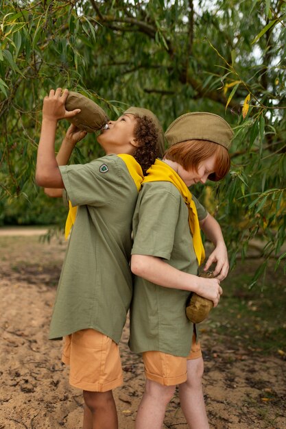 Scouts de vue latérale jouant à l'extérieur