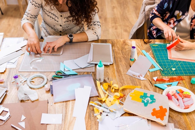 Photo scrap booking workshop femmes travaillant sur leur livre