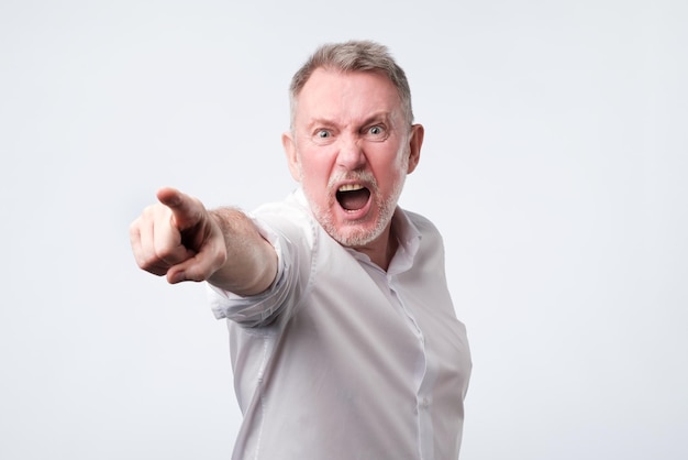 Screaming senior man in white shirt Émotion faciale négative