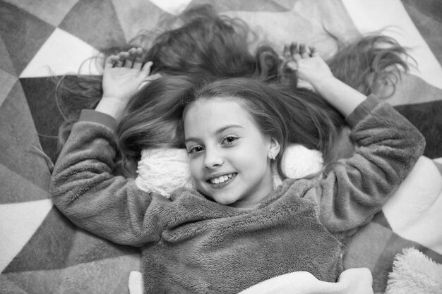 Scripts de méditation et de relaxation guidés gratuits pour les enfants Une petite fille se détend à la maison Relaxation du soir avant de dormir Concept de garde d'enfants Moment de détente agréable Santé mentale et positivité