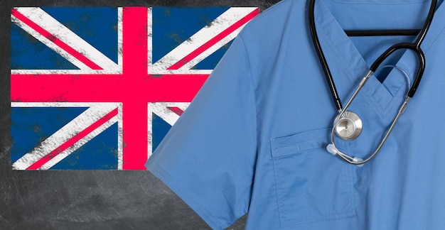 Scrubs bleus avec drapeau britannique britannique pour les soins de santé des immigrants