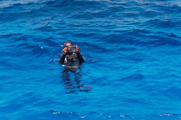 Scuba Diver avec caméra sous-marine