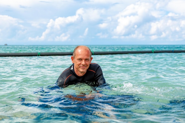 Scuba Diverin un costume pour la plongée se prépare à plonger