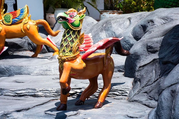 Sculpter l'art de la sculpture de créatures légendaires animal himmapan mythique dans la forêt légendaire de Himavanta pour les thaïlandais et les voyageurs étrangers visite de voyage au temple Wat Don Khanak à Nakhon Pathom en Thaïlande