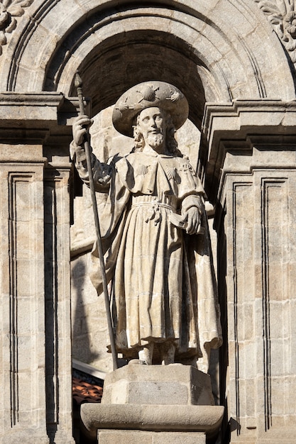 Sculpture de l'apôtre Santiago. Façade est de la cathédrale de Saint-Jacques-de-Compostelle